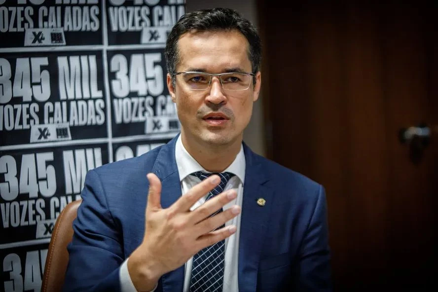 Deltan Dallagnol de terno